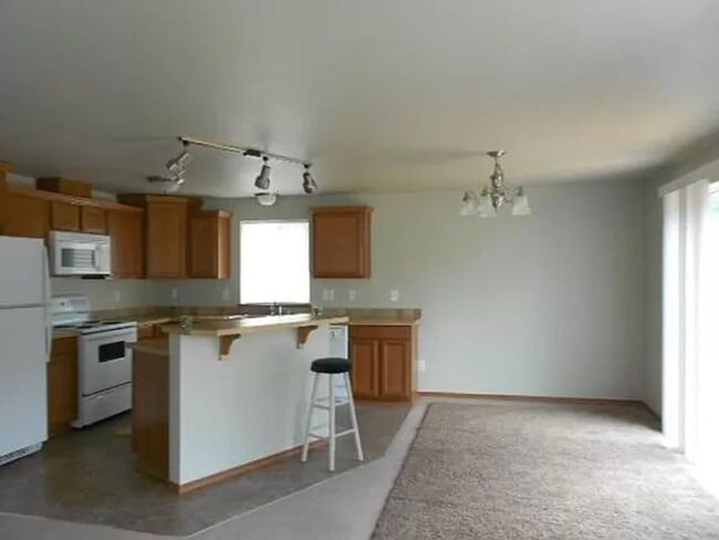 Building Photo - 3bd 2 1/2ba Home With garage