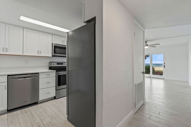 Building Photo - Beachside 2 Bedroom Condo with Ocean Views!