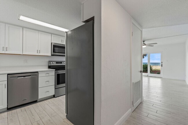 Foto del edificio - Beachside 2 Bedroom Condo with Ocean Views!