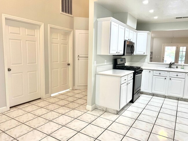 Building Photo - TOWNHOME SINGLE STORY