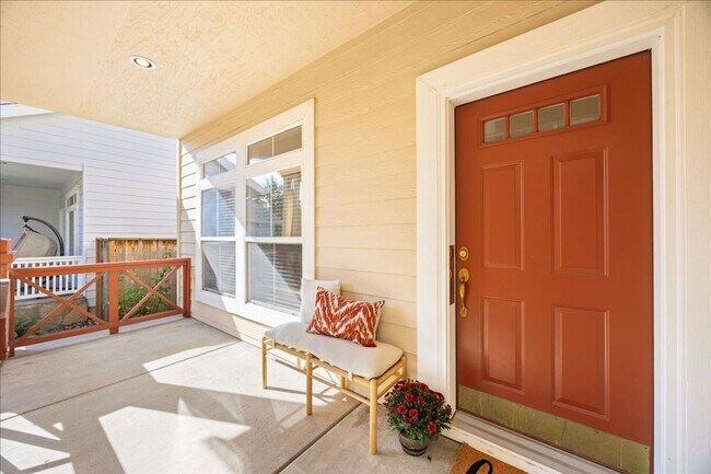 Building Photo - Elegant 4-Bedroom 2.5 Bath Single Family H...