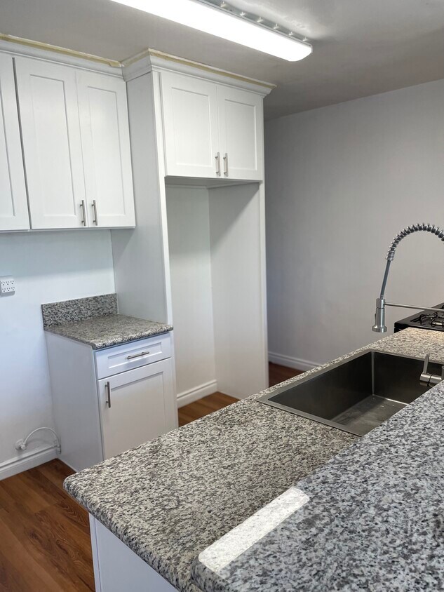 new granite counters, new faucet - 25148 Ebony Ln