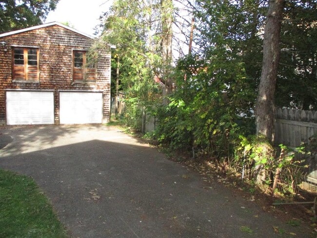 Building Photo - 34 Schubert St