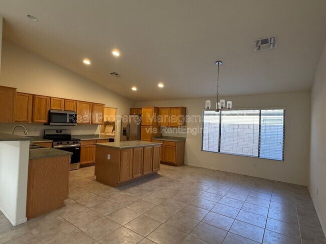 Foto del edificio - 15847 W Saguaro Ln