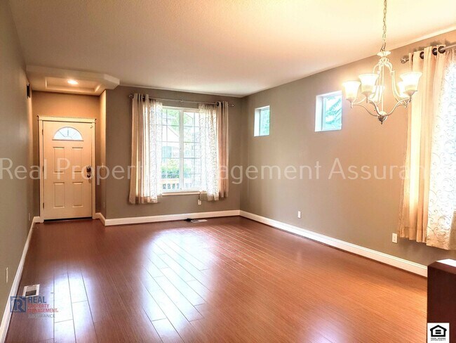 Building Photo - Sunny, Spacious, and Cheerful 2600+ sq ft ...