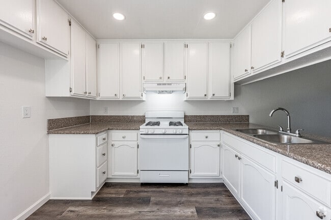 Interior Photo - Lakewood Gardens