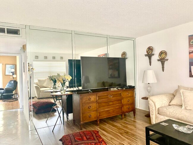 Foto del edificio - 441 Burgundy N