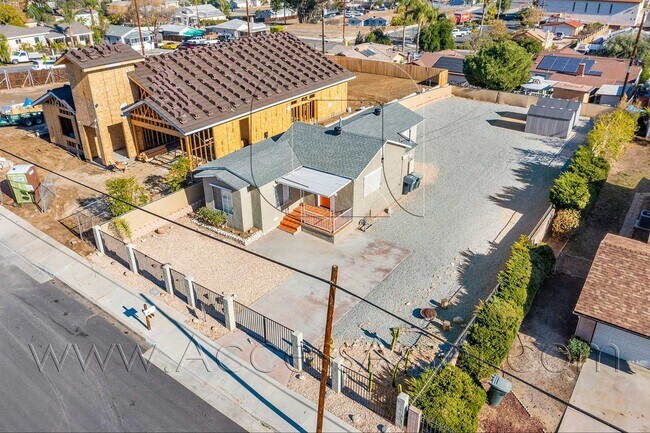 Building Photo - Beautiful 2 Bed/2 Bath single-family Home ...