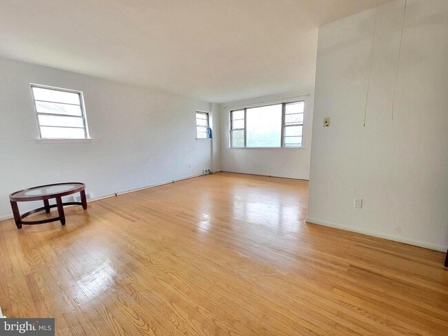 Foto del edificio - 628 W Providence Rd