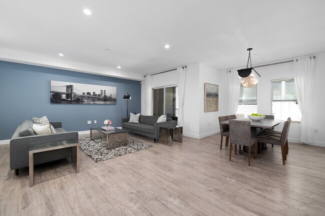 Foto del edificio - 1420 N Laurel Ave