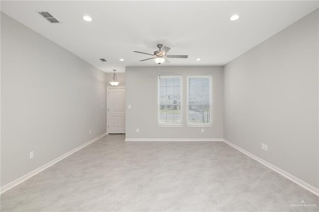 Building Photo - 1408 E Sonador Dr S