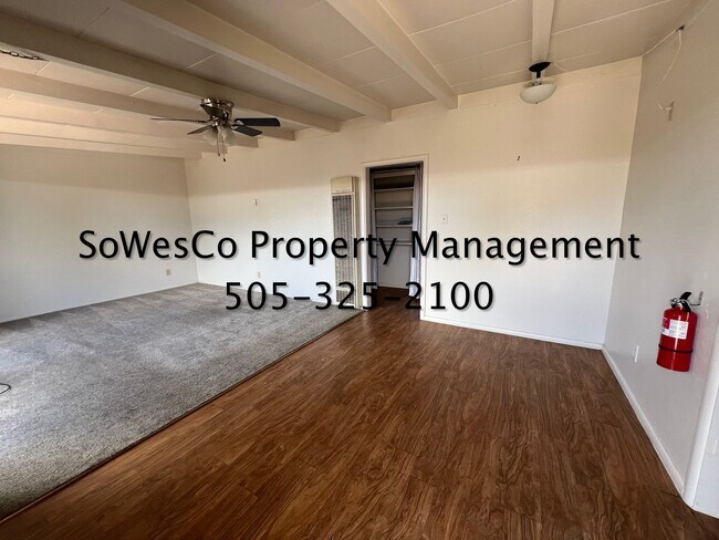 Foto del edificio - 2 Bedroom Home with Fence Back Yard,  Carport & Laundry