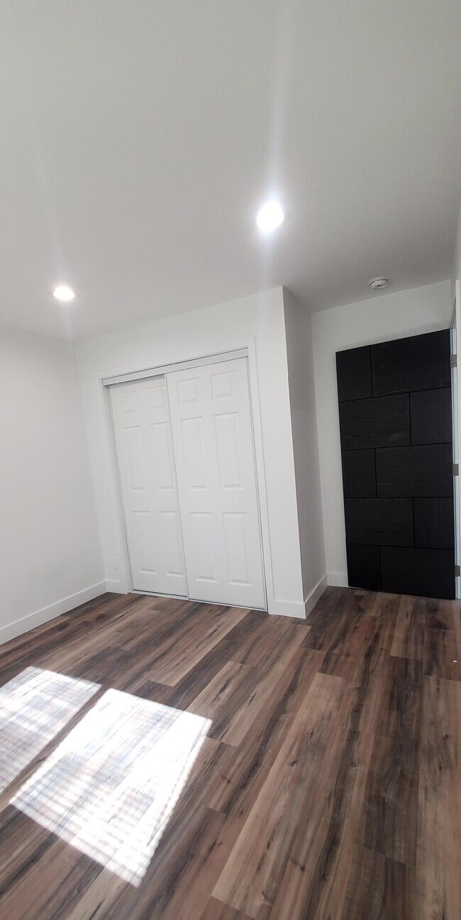 Armario - 24113 Archwood St