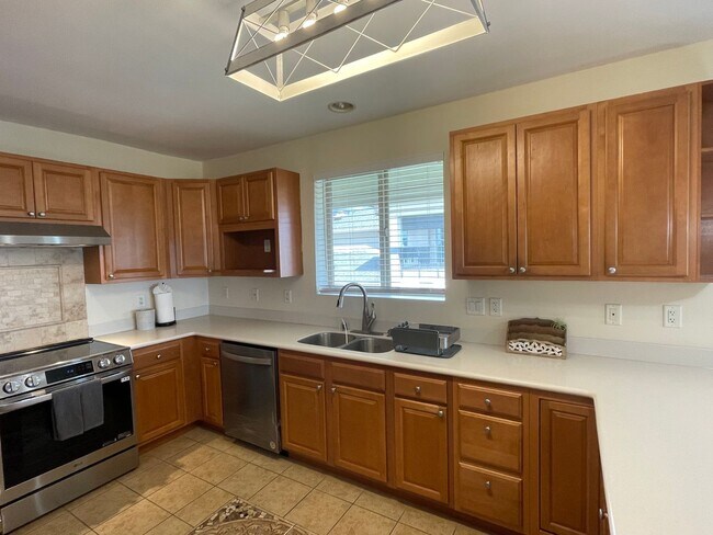 Foto del edificio - Top Floor Opukea Three Bedroom/Two Bathroo...