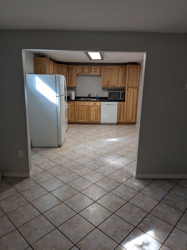 Building Photo - 3 Bedroom 1 Bathroom Apartment in Golden!