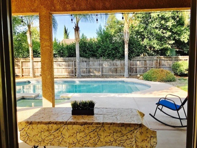 Building Photo - 936 E. ARLEN AVE. - 3 BED 2 BATH + OFFICE ...