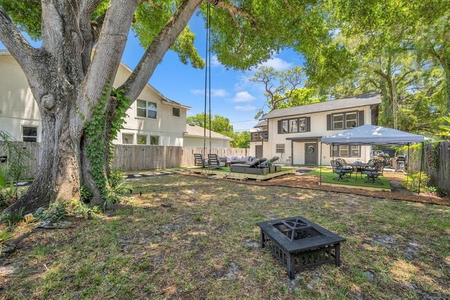 Building Photo - Cozy and Charming Apartment in Grand Centr...