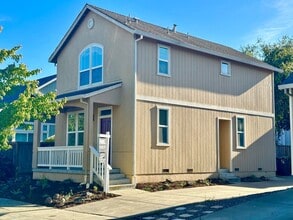 Building Photo - 749 Fresno Ave