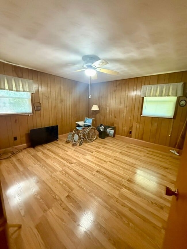 Building Photo - 3 Bedroom 1 Full Bath 2 Half bath Brick house for Rent