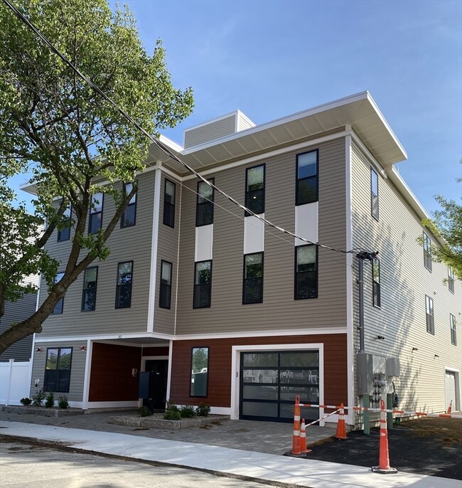 Building Photo - 32 Norwood St