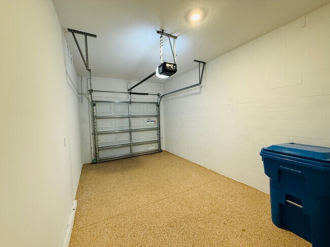 Building Photo - Townhome in The Townhomes of River Landing