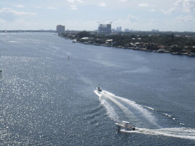Foto del edificio - 115 Lakeshore Dr