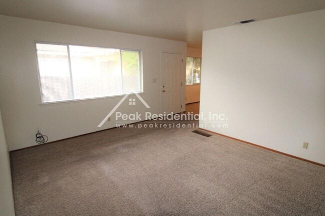 Building Photo - Charming Carmichael 2bd/1ba Duplex with Ga...