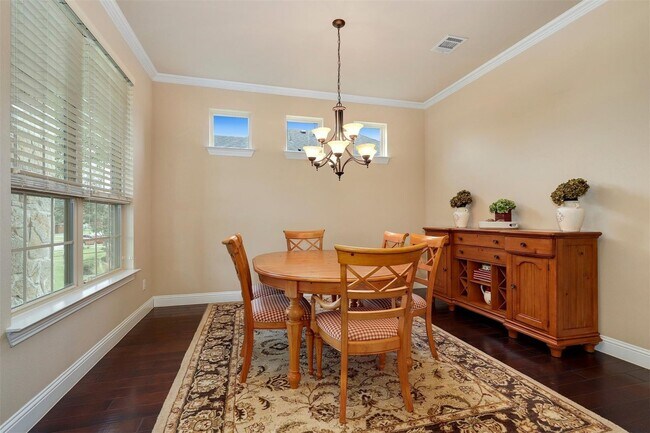 Foto del edificio - This beautiful 4bed, 3.1 bath home is very open and located in a beautiful neighborhood.