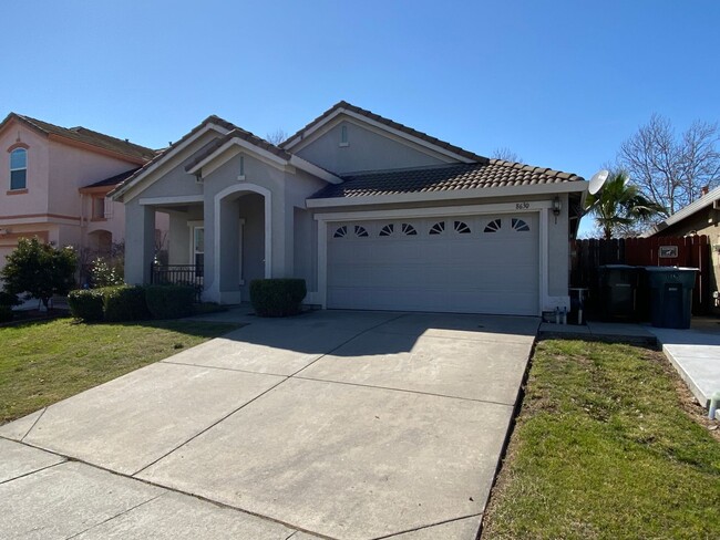 Foto del edificio - Fantastic 3 Bed, 2 Bath Home in Elk Grove