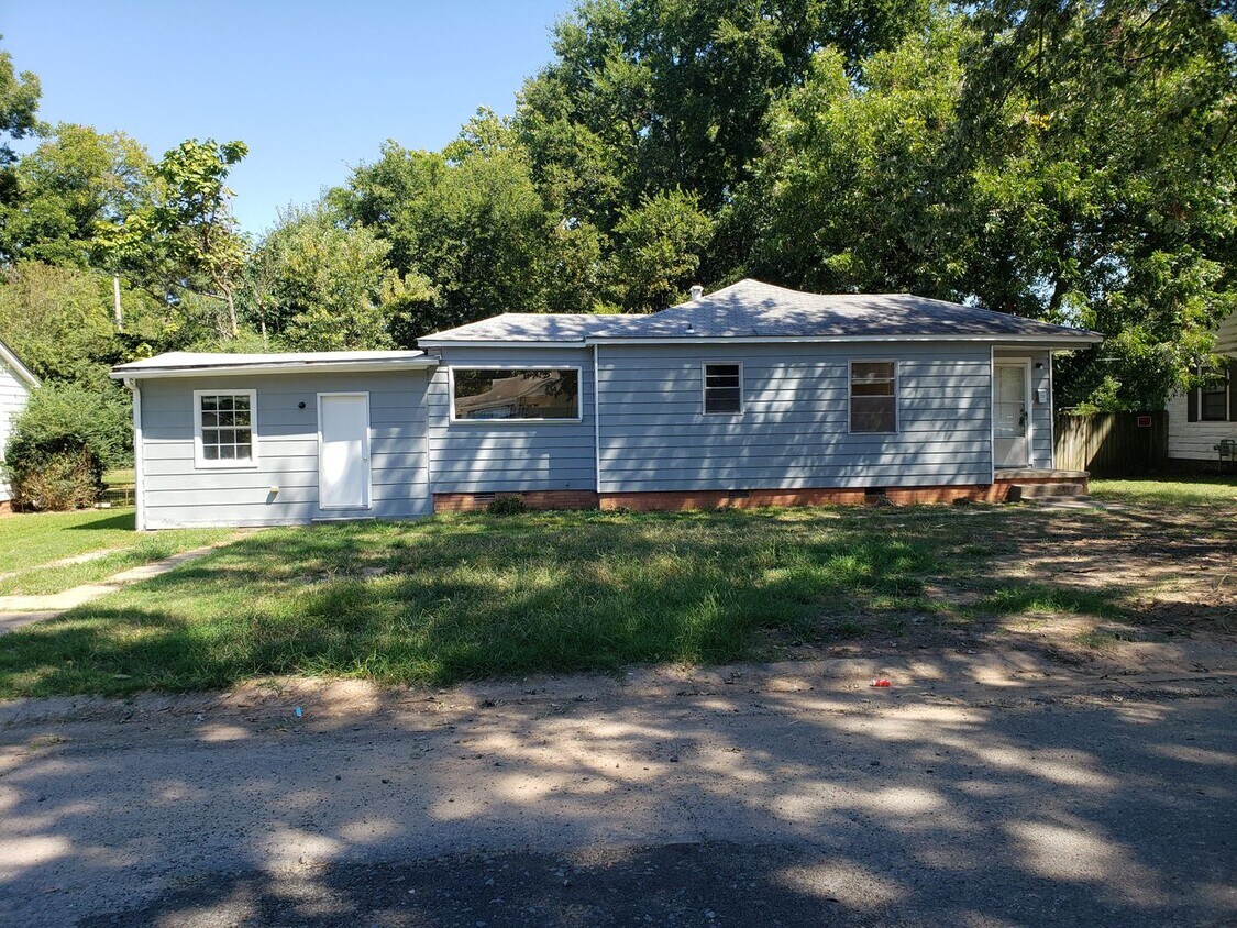Primary Photo - 4 or 5 Bedroom home, central air and heat