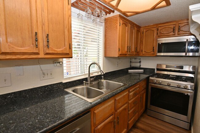Building Photo - 2 / 1.5 Townhome near Alum Rock & White - ...