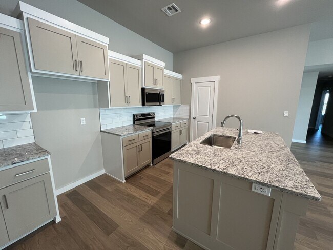 Foto del edificio - BRAND NEW DUPLEX!