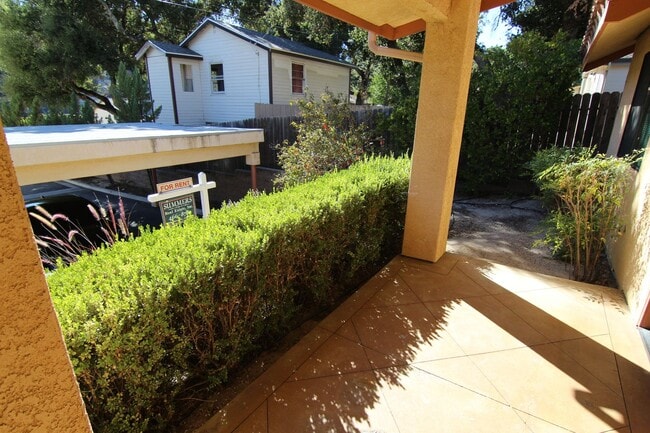 Building Photo - 2 Bedroom, 1 Bath apartment