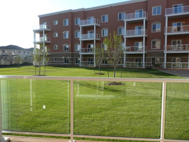 Photo du bâtiment - 263-263 Macewan Rd