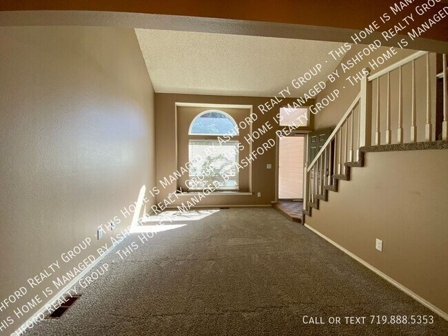 Foto del edificio - 5330 Tupper Ct