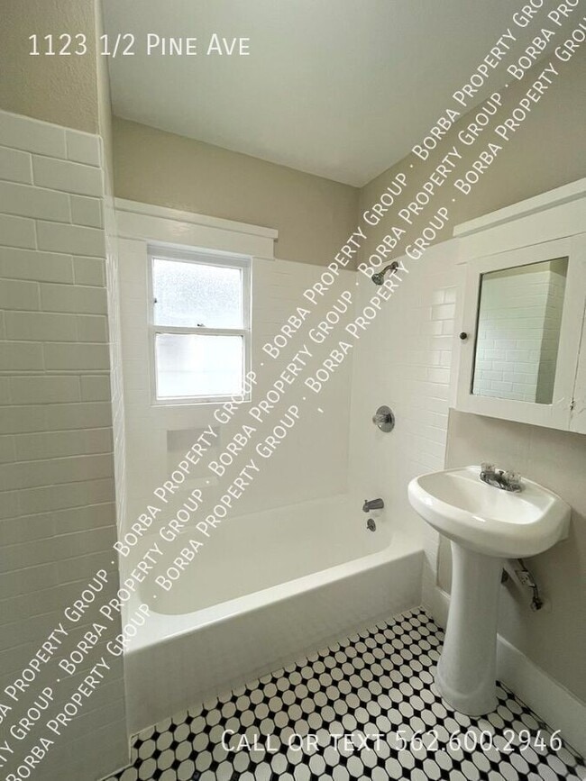 Building Photo - 1123 1/2 Pine Ave-