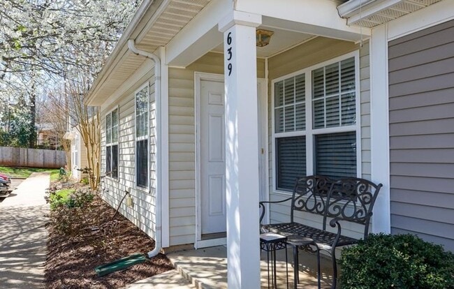 Building Photo - Welcome to this charming townhome in desirable Brambleton!