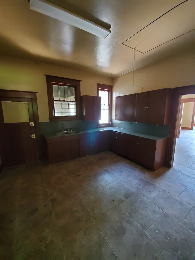 Foto del edificio - Spacious Highland home. Coming soon.