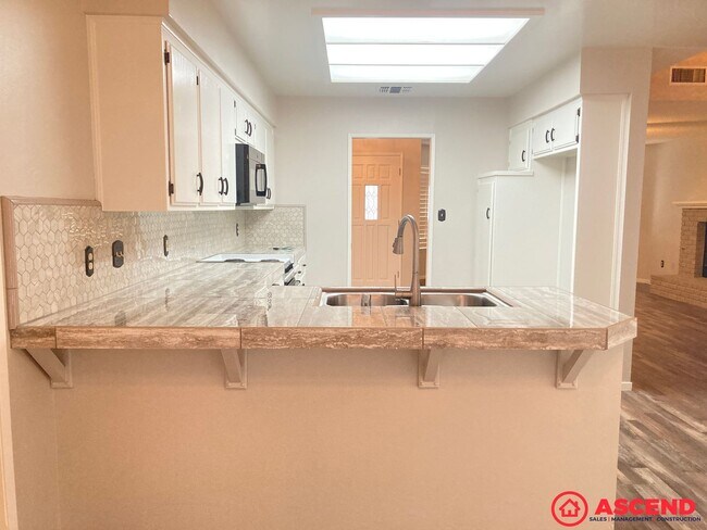 Foto del edificio - Spacious 3BD/2BA Home in Bakersfield's Desirable 93312
