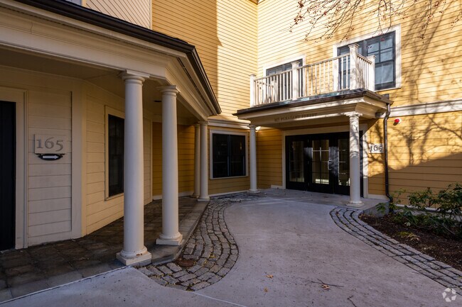 Entrada - Pleasant Street Condominiums
