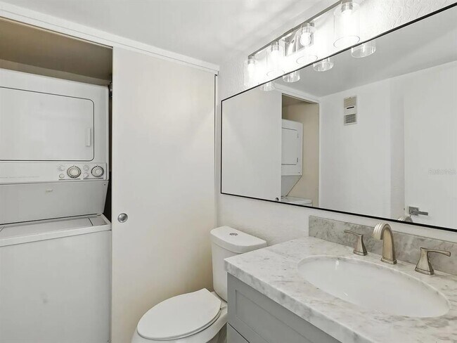 Foto del edificio - 7665 Sun Island Dr S