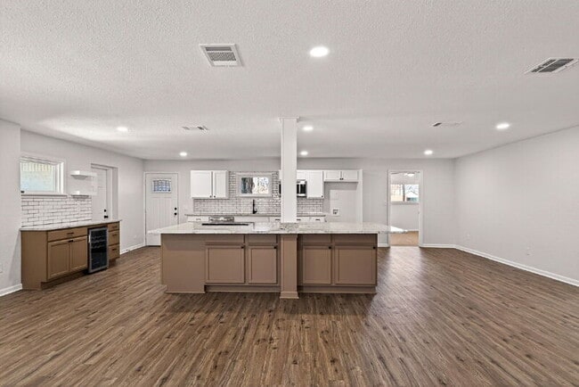 Building Photo - 192 Oriole Dr