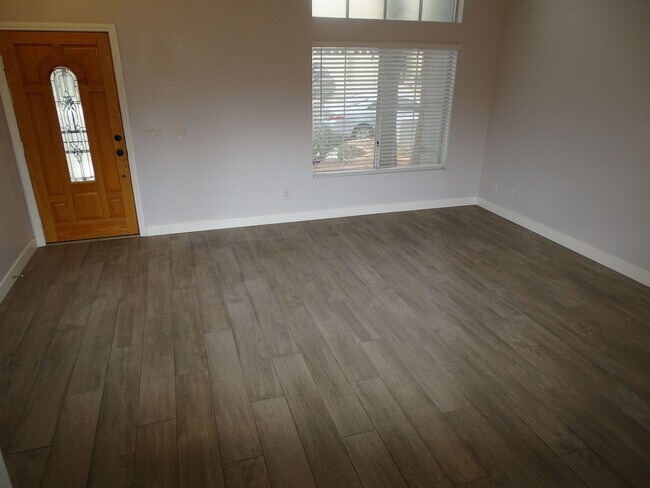 Building Photo - 4 Bedroom With Den In Northwest