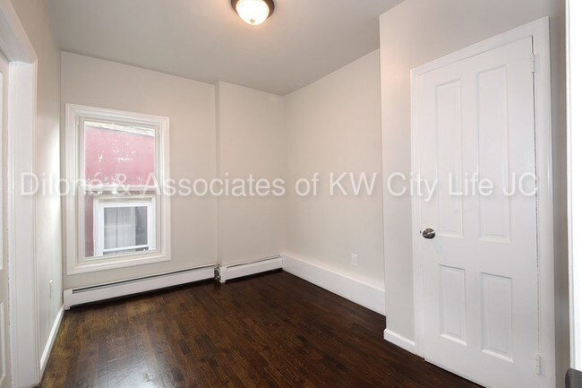 Foto del edificio - Gorgeous New Renovated DUPLEX HOME with Yard
