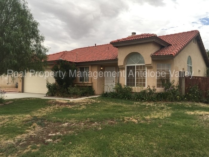 Corner lot home with curb appeal! House for Rent in Rosamond, CA