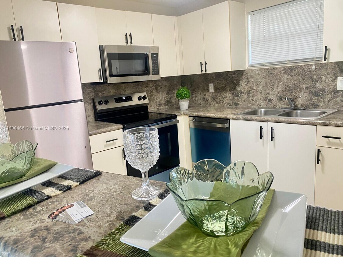 Foto principal - 4235 N University Dr