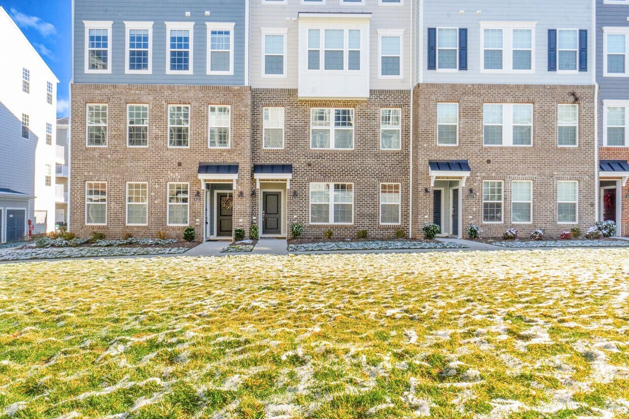Primary Photo - Wonderful, Warm 2 Bedroom Townhome in Henr...