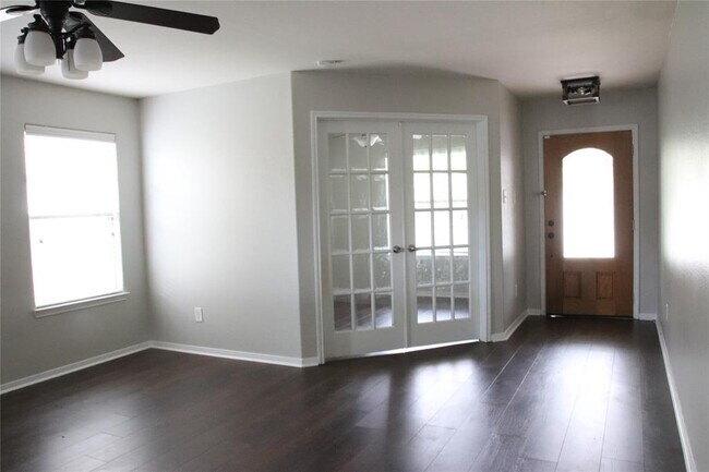 Foto del edificio - 2710 Sandberry Dr