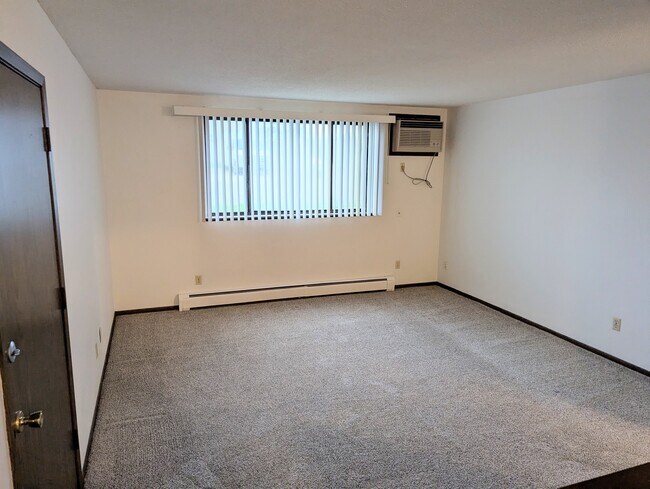Building Photo - 4570 Vasey Ave