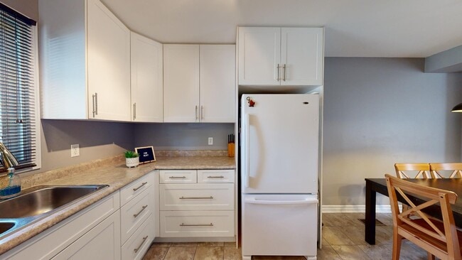 Building Photo - MODERN THREE BEDROOM TOWNHOME SOUTHEAST LO...